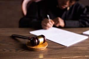 De quién son las costas ¿del abogado o el cliente? - costas de un juicio scaled e1615803169631